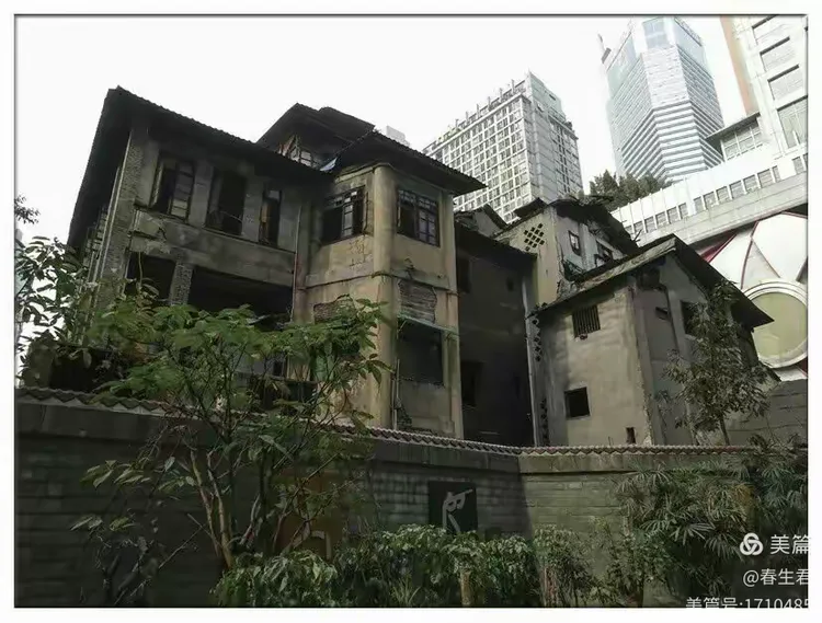 从民生路小学校园内拍摄的柏庐老宅。